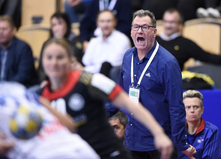 Olivier Krumbholz donne de la voix lors d'un match de l'Euro 2016 (JONATHAN NACKSTRAND / AFP)