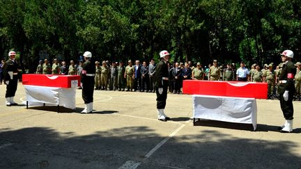 Une c&eacute;r&eacute;monie organis&eacute;e &agrave; Diyarbakir (Turquie)&nbsp;en hommage&nbsp;aux deux soldats turcs&nbsp;tu&eacute;s dans un attentat-suicide revendiqu&eacute; par le PKK, le 26 juillet 2015. (DIYARBAKIR GOVERNORSHIP / ANADOLU AGENCY / AFP)