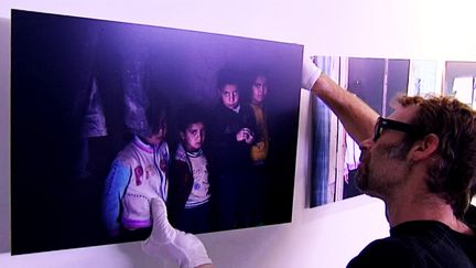 En novembre 2013, la photographe franco-marocaine, décédée en janvier 2016 dans les attaques terroristes de Ouagadougou, a sillonné les camps de réfugiés syriens installés au Liban.
 (France 3 / Culturebox)