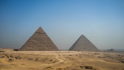 La grande pyramide de Khéops ( à droite) et la pyramide de Khafré ( à gauche) dans la nécropole des pyramides de Gizeh, à la périphérie de Gizeh, le 3 mai 2024. (JEWEL SAMAD / AFP)