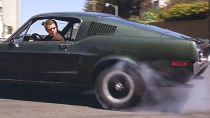 Steve McQueen, au volant de sa Ford Mustang, dans "Bullitt", de peter Yates, en 1968. (KOBAL / AFP)