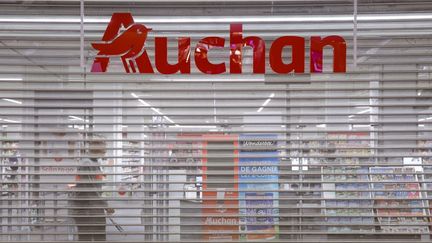 Le rideau baissé d'un supermarché Auchan de Paris, le 19 avril 2023. (THOMAS SAMSON / AFP)