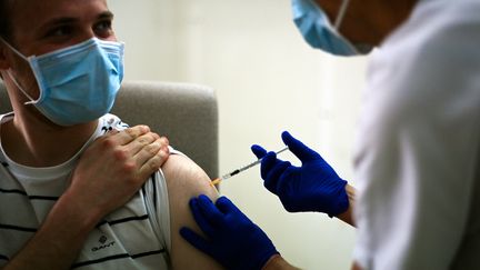 Vaccination d'un soignant à l'hôpital&nbsp;Edouard Herriot&nbsp;de Lyon, le 6 février 2021. (OLIVIER CHASSIGNOLE / POOL)