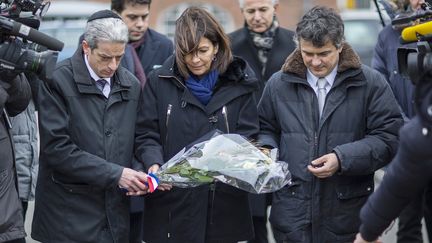 La maire de Paris, Anne Hidalgo, entour&eacute;e&nbsp;du rabbin Moch&eacute;&nbsp;Lewin (&agrave; gauche) et de l'urgentiste Patrick&nbsp;Pelloux (&agrave; droite), d&eacute;pose une gerbe de fleurs sur les lieux des attentats &agrave; Copenhague, le 16 f&eacute;vrier 2015 au Danemark.&nbsp; (HANNIBAL HANSCHKE / REUTERS)