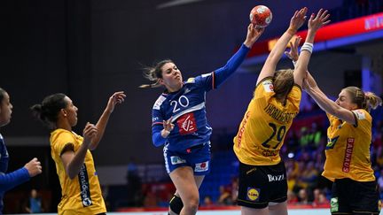 Euro de handball : les Bleues qualifiées en demi-finales après leur victoire maîtrisée contre la Suède