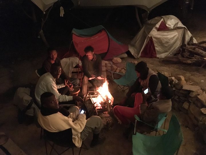 Des cabanes, des tentes et des caravanes installées sur le terrain de Cédric Herrou permettent d'accueillir plus d'une dizaine de migrants chaque soir. (SIMON GOURMELLET / FRANCEINFO)