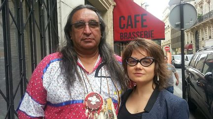 Juan Mancias, chef de la tribu Esto'k Gna au Texas et Lucie Pinson de l'ONG Les Amis de la Terre à Paris en mai 2017.&nbsp; (ANNE-LAURE BARRAL / FRANCEINFO)