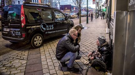 A Paris, des commerçants luttent contre l'isolement des sans-abris