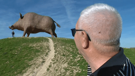 "Woinic" le sanglier géant de l'aire d'autoroute des Ardennes de l'A 34 est l'oeuvre du sculpteur Éric Sléziak 
 (France 3 / Culturebox )