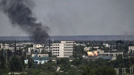 Des explosions à&nbsp;Severodonetsk, dans l'est de l'Ukraine, le 30 mai 2022. (ARIS MESSINIS / AFP)