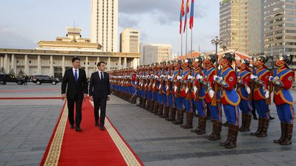 Le président français, Emmanuel Macron, et son homologue mongol, Ukhnaa Khurelsukh, lors d'une visite à Oulan-Bator, le 21 mai 2023. (LUDOVIC MARIN / AFP)