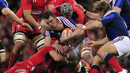 Louis Picamoles sous une montagne de joueurs gallois, vendredi 21 f&eacute;vrier, lors de la troisi&egrave;me journ&eacute;e du Tournoi des six nations au Millenium Stadium de Cardiff (Pays-de-Galles). (CARL COURT / AFP)