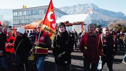 France, Le Pont-de-Claix, 2024-12-12. À l’appel des principaux syndicats et de la Fédération nationale des industries chimiques, les salariés en grève des usines Vencorex et Arkema, situées respectivement au Pont-de-Claix et à Jarrie, au sud de Grenoble, se sont mobilisés jeudi 12 décembre pour protester contre la perte de leurs emplois. (BENOIT PAVAN / HANS LUCAS / AFP)