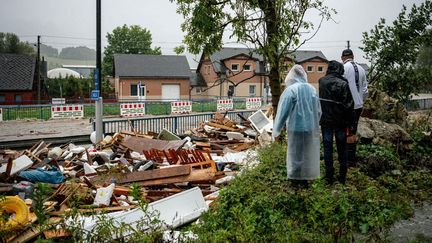 Des personnes face à des débris et des déchets charriés par les inondations, à Jesenik (République tchèque), le 15 septembre 2024. (LUKAS KABON / ANADOLU / AFP)