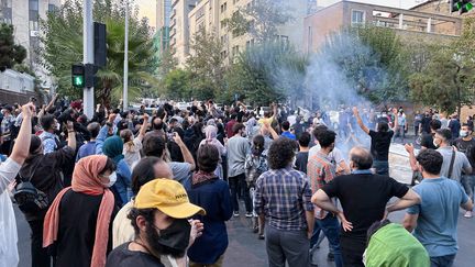 Des manifestants se rassemblent en mémoire de Mahsa Amini à Téhéran (Iran), le 19 septembre 2022. (STRINGER / ANADOLU AGENCY / AFP)