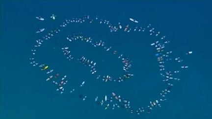 Des surfeurs rendent hommage &agrave; l'un des leurs, tu&eacute; par un requin, au large de l'Australie quelques jours plus t&ocirc;t, le 29 juillet 2012. (FTVI / APTN)