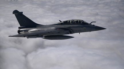 L'avion de combat française, le Rafale, vole dans les airs le 11 septembre 2021. (CHRISTOPHE SIMON / AFP)