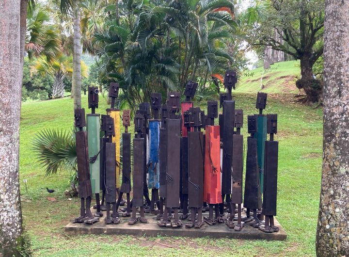 Œuvre de Luz Severino, "Avançons tous ensemble", en métal oxydé et peinture, dans le parc de sculptures de l'Habitation Clément, en Martinique, en décembre 2014. (VALERIE GAGET / FRANCEINFO CULTURE)