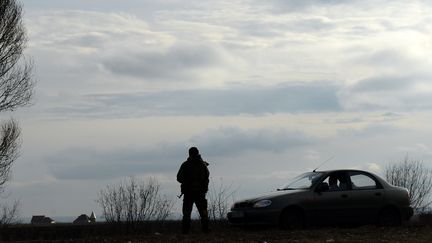 Un d&eacute;fenseur de la R&eacute;publique autoproclam&eacute;e de Donetsk, le 26 d&eacute;cembre 2014, pr&egrave;s de Donetsk, dans l'est de l'Ukraine. (VASILY MAXIMOV / AFP)