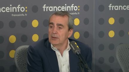 Takis Candilis, actuel numéro 2 de France Télévision, dans les studios de franceinfo. (CAPTURE ECRAN / FRANCEINFO)