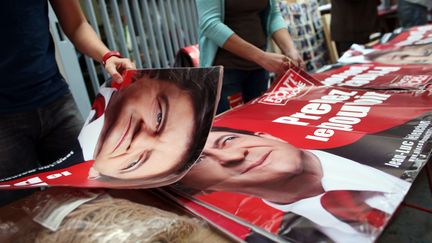 Des militants de Jean-Luc Mélenchon préparent des affiches au QG de campagne du candidat de la France insoumise.&nbsp; (THOMAS COEX / AFP)