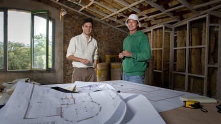 Damien Quintard et Brad Pitt au travail sur les plans de rénovation des studios Miraval, en 2021. (HELENE HADJIYIANNI)