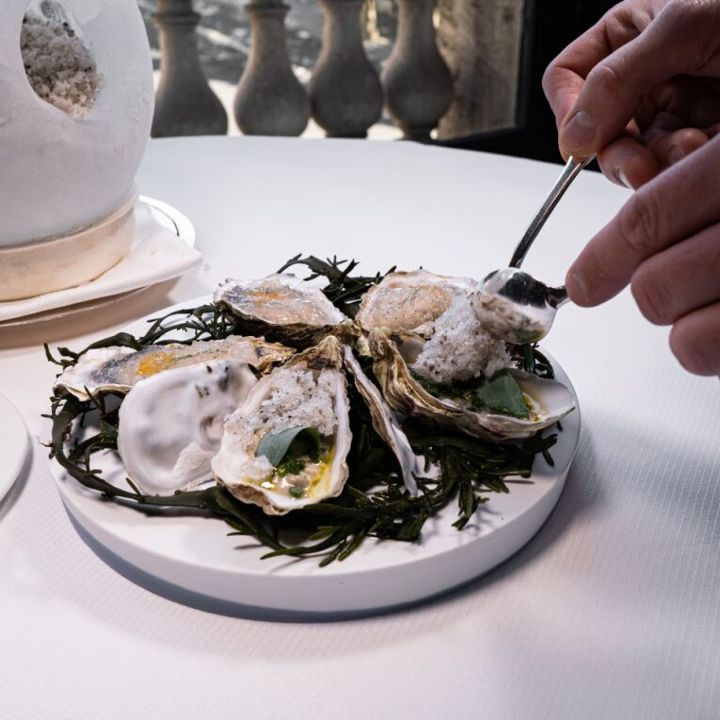 Les huîtres concassées avec cébette, huile d'olive et poivre. Au restaurant, Guy Savoy ajoute un granité d'algues. (LAURENCE MOUTON / GUY SAVOY)