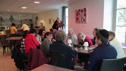 Louin retrouve son café, qui réveille ses 700 habitants
 (France 2)