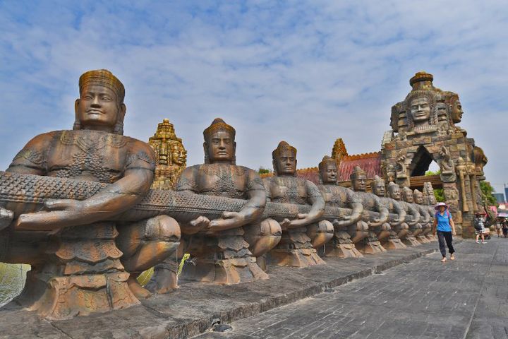 Une des allées bordées de statues de la cité royale d'Angkor au Cambodge
 (Hu yan / Imaginechina)