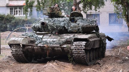 Un char russe&nbsp;et son équipage&nbsp;au cours de l'opération militaire de la Russie en Ukraine, à Sievierodonetsk. (VIKTOR ANTONYUK / SPUTNIK / AFP)