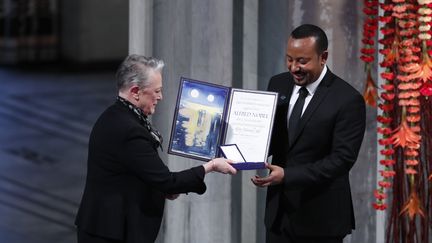 Le Premier ministre éthiopien Abiy Ahmed Ali reçoit le prix Nobel des mains de la présidente du&nbsp;Comité Nobel,&nbsp;Berit Reiss-Andersen, lors de la cérémonie à Oslo en Norvège, le 10 décembre 2019. (TERJE BENDIKSBY / NTB SCANPIX)