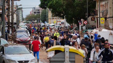 Un balai continu d'habitants dans les rues de La Torre, dans la périphérie de Valence, le 31 octobre 2024. (MANAURE QUINTERO / AFP)