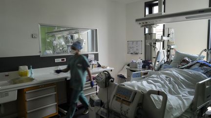 Un patient en réanimation à l'hôpital Pasteur de Colmar (Haut-Rhin), le 22 avril 2021. (SEBASTIEN BOZON / AFP)