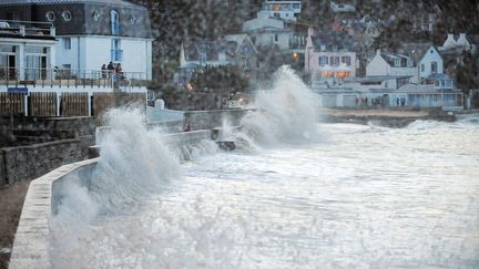 De fortes vagues frappent le port de Douarnenez (Finistère), le 2 février 2014. (FRED TANNEAU / AFP)