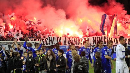 Plus de 66 fumig&egrave;nes ont &eacute;t&eacute; d&eacute;clench&eacute;s dans les tribunes du stade Armand-Cesari, samedi 7 mars 2015 &agrave; Bastia (Haute-Corse). (PASCAL POCHARD CASABIANCA / AFP)