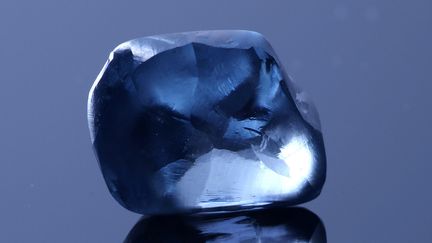 Le diamant "Okavango Blue", découvert au Botswana (photo prise le 17 avril 2019). (Reuters - HANDOUT . / X80001)