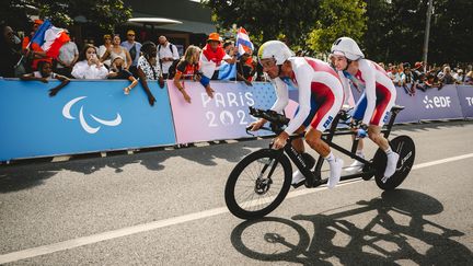 Alexandre Lloveras piloté par Yoann Paillot, sur le contre-la-montre, le 6 septembre 2024. (BALLET PAULINE / AFP)