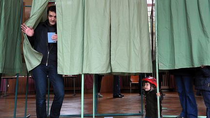 Dans un bureau de vote de Strasbourg (Bas-Rhin), le 6 mai 2012. (FREDERICK FLORIN / AFP)