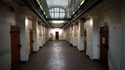 Un couloir de la prison de Fresnes (Val-de-Marne) photographié le 11 janvier 2018. (STEPHANE DE SAKUTIN / AFP)