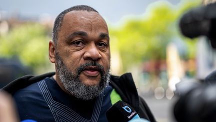 Dieudonné MBala MBala s'adresse à la presse à Genève, le 16 mai 2023. (FABRICE COFFRINI / AFP)