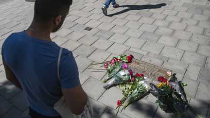 Des fleurs déposées à l'endroit où le Premier ministre suédois Olof Palme a été assassiné en février 1986, à Stockholm le 10 juin 2020 (JONATHAN NACKSTRAND / AFP)