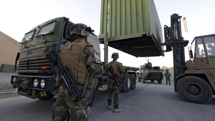 Des soldats fran&ccedil;ais chargent des conteneurs &agrave; destination de la France, pour pr&eacute;parer le d&eacute;part des troupes combattantes d'Afghanistan, le 19 novembre 2012.&nbsp; (ERIC GAILLARD / REUTERS)