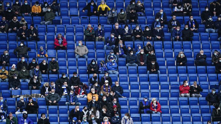 While the mask has become mandatory again in the stands in France, the German stadiums find gauges like here during Hoffenheim-Leipzig, on Saturday, November 20.  (UWE ANSPACH / DPA)