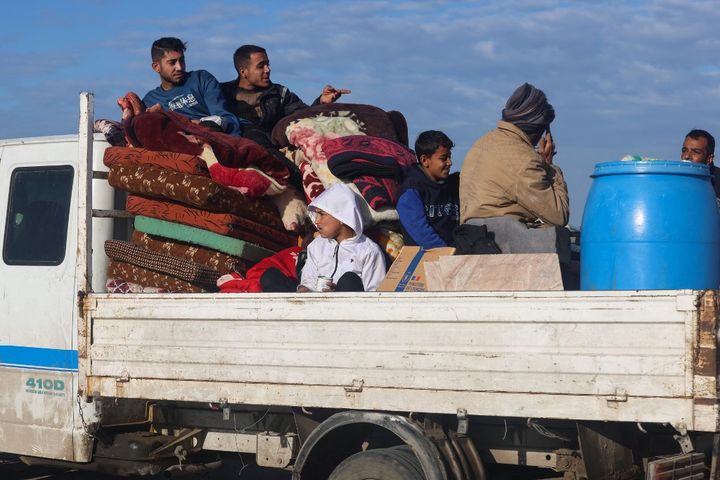 Une famille palestinienne fuit la ville de Khan Younès pour aller à Rafah, plus au sud de la bande de Gaza, le 24 janvier 2024. (AFP)