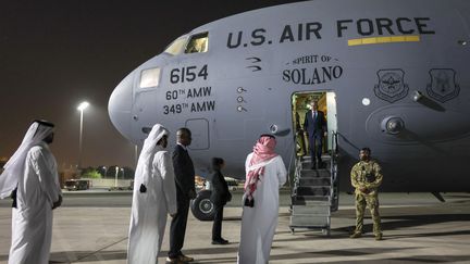 Le secrétaire d'Etat américain Antony Blinken descend de son avion à son arrivée à Doha, le 20 août 2024. (KEVIN MOHATT / AFP)