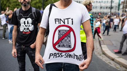 Un homme porte un t-shirt sur lequel est inscrit "anti pass sanitaire", lors d'une manifestation contre l'extension du dispositif, à Nantes (Pays de la Loire), le 31 juillet 2021. (JEREMIE LUSSEAU / HANS LUCAS / AFP)