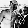 Le nageur hongrois Ervin Zador sort de la piscine olympique le visage ensanglanté, à l'issue de la demi-finale du tournoi de water-polo entre la Hongrie et l'URSS, le 6 décembre 1956 à Melbourne. (INP / AFP)