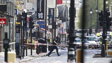 Sur les lieux de l'incident &agrave; Tottenham Court Road, &agrave; Londres (Royaume-Uni), le 27 avril 2012. (LUKE MACGREGOR / REUTERS)