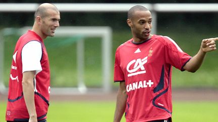 Zinédine Zidane et Thierry Henry lors d'un rassemblement à Clairefontaine