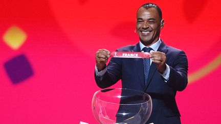 Le Brésilien Cafu sort la France du chapeau 1 lors du tirage de la Coupe du monde au Qatar, le 1er avril 2022. (FRANCK FIFE / AFP)